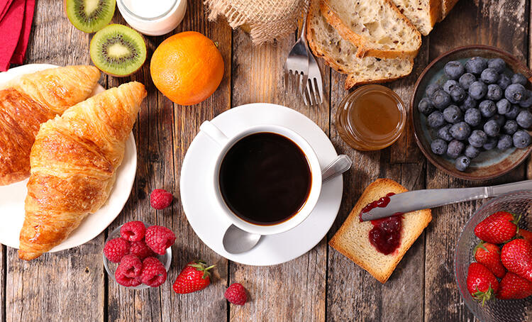 croissants, tasse de café, fruits, petit déjeuner restaurant